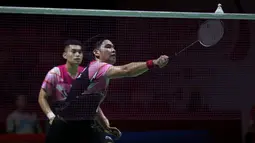 Pebulutangkis ganda putra Indonesia, Leo Rolly Carnando/Daniel Marthin bertanding melawan pebulutangkis ganda putra Jepang, China, Keiichiro Matsui/Yoshinori Takeuchi pada laga perempatfinal Indonesia Masters 2023 di Istora Senayan, Jakarta, Jumat (27/01/2023). Leo/Daniel menang dengan skor 21-13, 21-11. (Bola.com/Bagaskara Lazuardi)