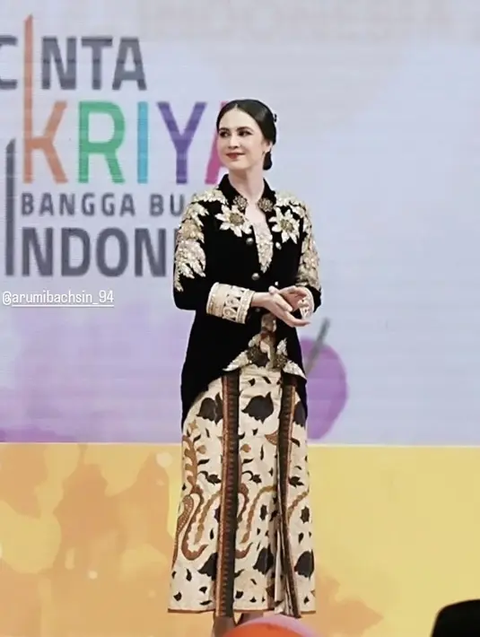 Dalam keteran fotonya, pakaian yang dikenakan oleh dibuat oleh Fashion Designer Agus Sunandar.  @hanzulmi