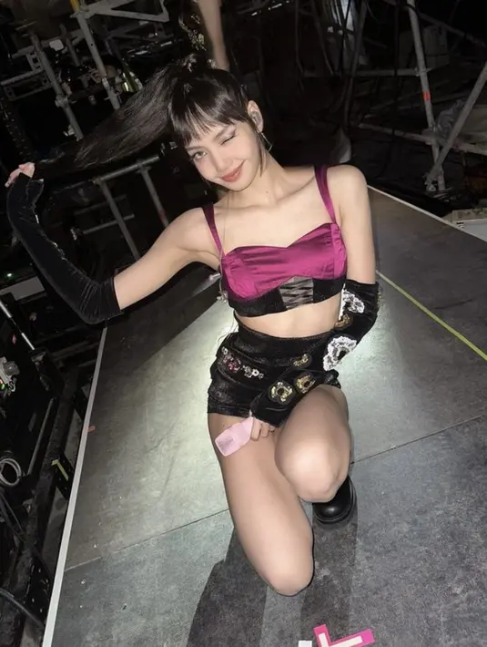 <p>Outfit selanjutnya, anggota termuda Blacpink ini mengenakan top model bralette warna fuschia. Dipadukan short pants dan sarung tangan hitam bahan bludru. (@lalalalisa_m)</p>