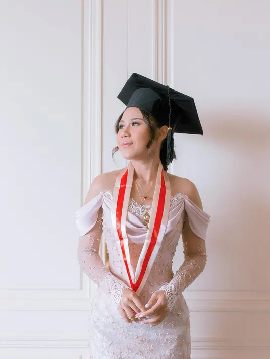 Di momen bahagianya, Nadin Amizah tampil cantik dalam balutan kebaya soft pink. [instagram/cakecaine