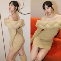 Lihat di sini beberapa potret penampilan cute Lisa BLACKPINK pakai knitted dress pamer kulit glowing.