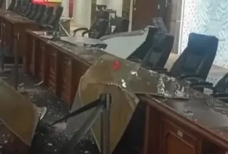 Hujan deras disertai angin kencang yang melanda wilayah Bojonegoro menyebabkan kerusakan pada Gedung Paripurna DPRD Kabupaten Bojonegoro. (Liputan6.com/ Dok Ist)