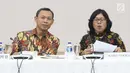 Komisioner KPU, Pramono Ubaid Tanthowi (kiri) jelang memimpin rapat evaluasi debat Cawapres di Gedung KPU, Jakarta, Selasa (19/3). Rapat juga membahas persiapan pelaksanaan debat pilpres keempat dan kelima. (Liputan6.com/Helmi Fithriansyah)