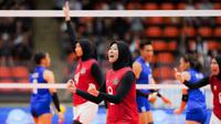 Pemain tim voli putri Indonesia, Megawati Hangestri Pertiwi (tengah) merayakan raihan poin saat bertanding di final voli putri SEA Games 2025 di Indoor Stadium Huamark, Bangkok, Thailand, pada Senin (15/12/2025). Timnas voli putri Indonesia berhasil meraih medali perunggu SEA Games 2025 usai terlibat pertarungan ketat empat set dengan Filipina. (Bola.com/Bagaskara Lazuardi)
