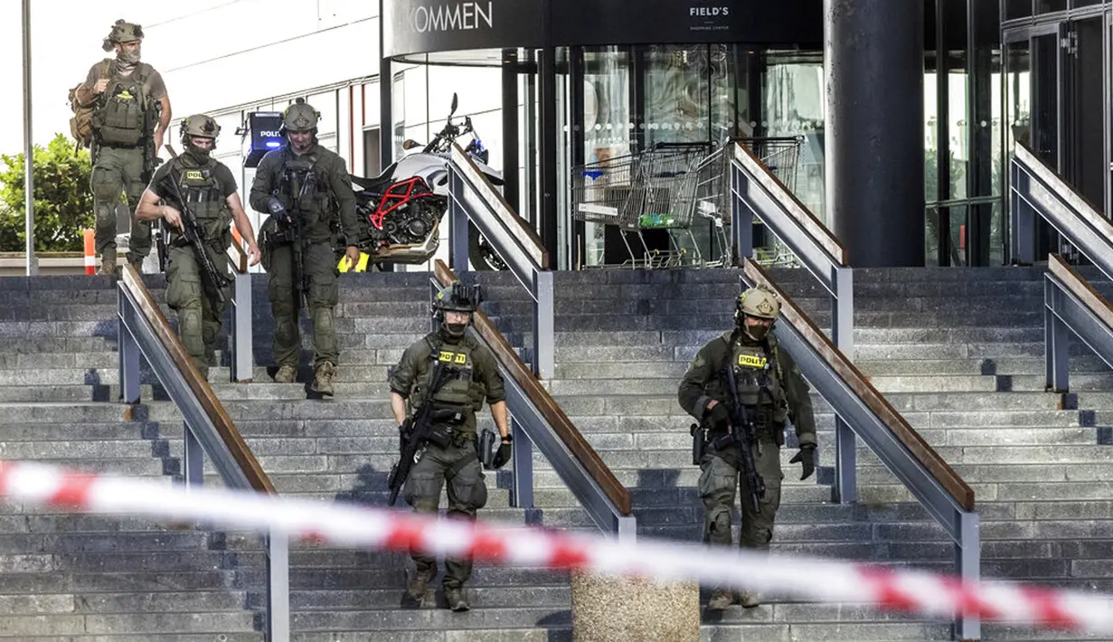Polisi terlihat di luar pusat perbelanjaan Field setelah penembakan, Kopenhagen, Denmark, 3 Juli 2022. Selain korban tewas, ada juga tiga orang lainnya yang dirawat di rumah sakit dalam kondisi kritis. (Olafur Steinar Rye Gestsson/Ritzau Scanpix via AP)