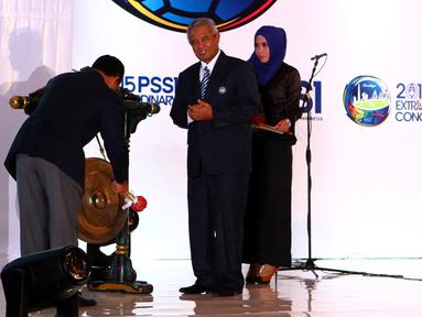 Djohar Arifin Husin membuka kongres PSSI dengan memukul gong (PSSI.org)