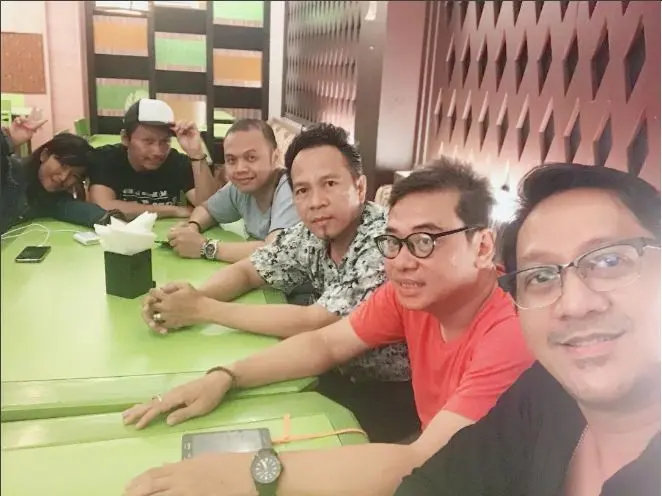 Andre Taulany berada di tengah-tengah personel Stinky (Foto: Instagram)