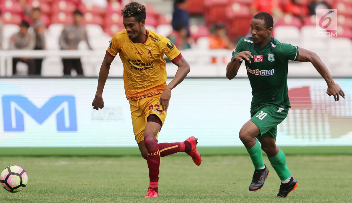 Pemain Sriwijaya FC membawa bola dengan dibayang-bayangi pemain PSMS Medan saat pertandingan perebutan juara ketiga Piala Presiden di Stadion Gelora Bung Karno, Jakarta, Sabtu (17/2). Sriwijaya FC unggul 4-0. (Liputan6.com/Arya Manggala)