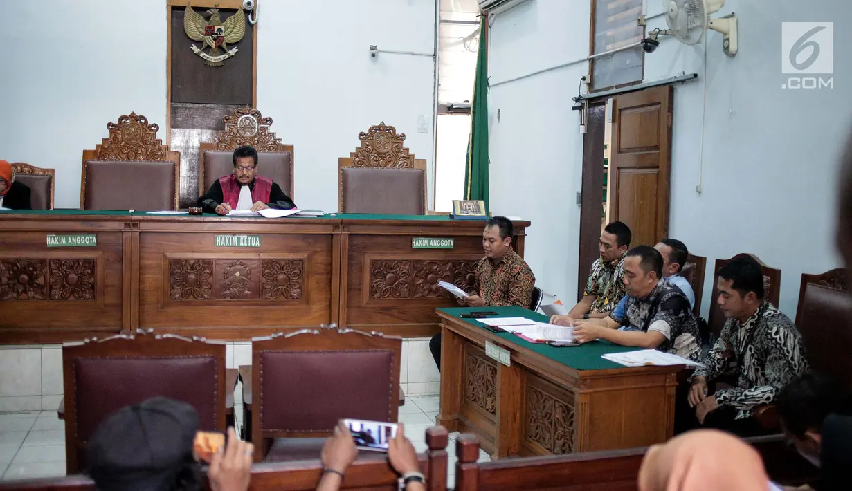 Penasihat hukum pihak termohon menghadiri sidang lanjutan praperadilan kasus salah tangkap pengamen Cipulir di PNJakarta Selatan, Selasa (23/7/2019). Sidang beragenda menanti jawaban dari termohon, yakni Kejati DKI, Polda Metro Jaya dan Kementerian Keuangan. (Liputan6.com/Faizal Fanani)