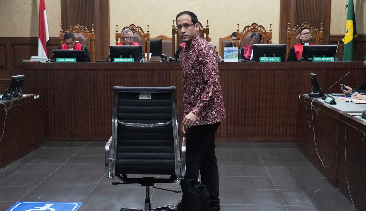 Mantan Menteri Pendidikan, Kebudayaan, Riset, dan Teknologi (Mendikbudristek), Nadiem Anwar Makarim, yang juga salah satu pendiri platform pembayaran dan perusahaan transportasi daring di Indonesia, bersiap mengikuti persidangan di Pengadilan Tindak Pidana Korupsi Jakarta, Rabu 13 Mei 2026. (AP Photo/Tatan Syuflana)