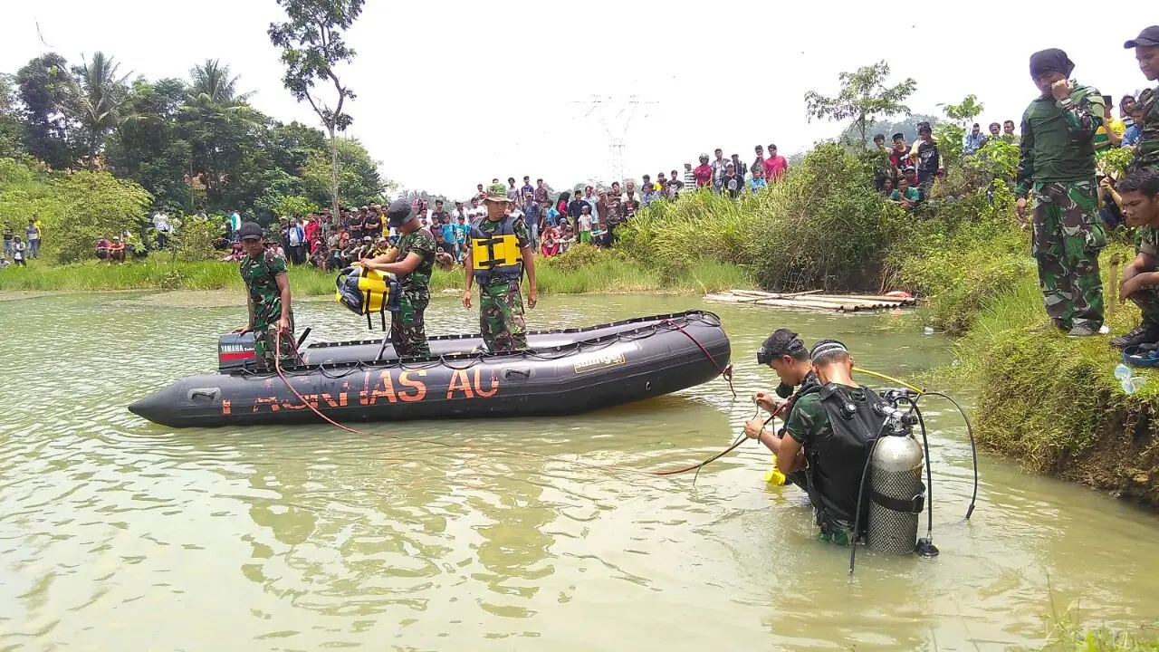 Personel TNI AU Paskhas Sat Bravo 90 Rumpin mencari korban tenggelam