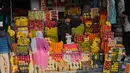 Kurma diyakini memiliki kandungan gizi yang tinggi untuk memulihkan energi. Tampak dalam foto, umat Muslim Kashmir berbelanja untuk kebutuhan bulan suci Ramadan di sebuah pasar di Srinagar, Rabu 18 Februari 2026. (AP Photo/Mukhtar Khan)