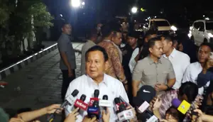 Presiden terpilih Prabowo Subianto memberikan keterangan pers usai memanggil sejumlah calon menteri di rumahnya Jalan Kertanegara, Jakarta Selatan. (Liputan6.com/Ady Anugrahadi)