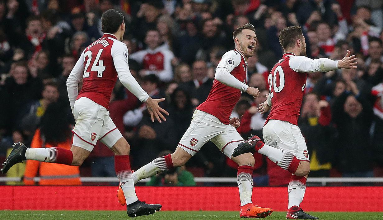 Para pemain Arsenal merayakan gol yang dicetak Shkodran Mustafi ke gawang Tottenham pada laga Premier League di Stadion Emirates, London, Sabtu (18/11/2017). Arsenal menang 2-0 atas Tottenham. (AFP/Daniel Leal-Olivas)