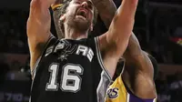 Center San Antonio Spurs, Pau Gasol (kiri), dilanggar center Los Angeles Lakers, Tarik Black, dalam laga babak reguler NBA 2016-2017 di Staples Center, Los Angeles, Sabtu (19/11/2016) WIB (AP Photo/Ringo H.W. Chiu)