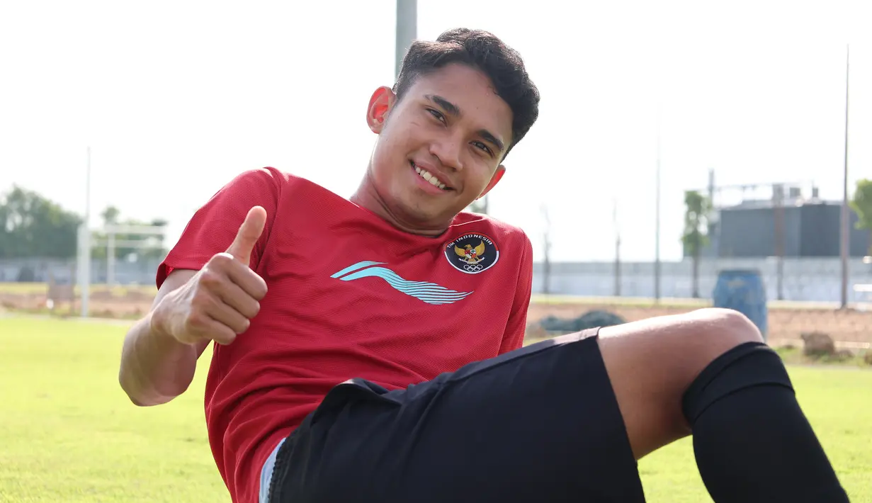 <p>Gelandang Timnas Indonesia U-22, Marselino Ferdinan saat sesi latihan di Visakha Training Center, Phnom Penh, Kamboja, Sabtu (6/5/2023) jelang menghadapi Timor Leste pada laga ketiga Grup A SEA Games 2023, Minggu, 7 Mei 2023. (Bola.com/Abdul Aziz)</p>
