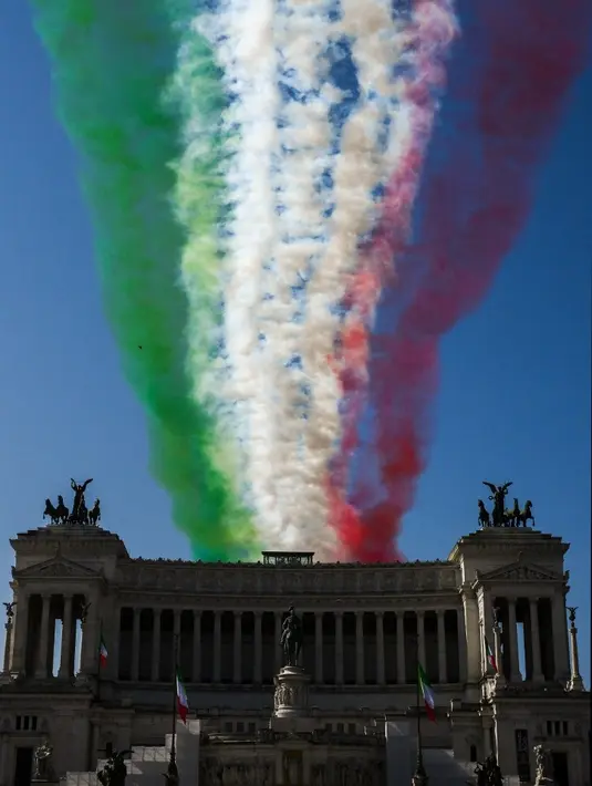 <p>Setelah Perang Dunia II, tepatnya tahun 1946, Italia melakukan pemilihan untuk pertama kalinya. Masyarakat Italia dipanggil untuk mengambil suara dan memutuskan bentuk pemerintahan mereka. (VINCENZO PINTO/AFP)</p>