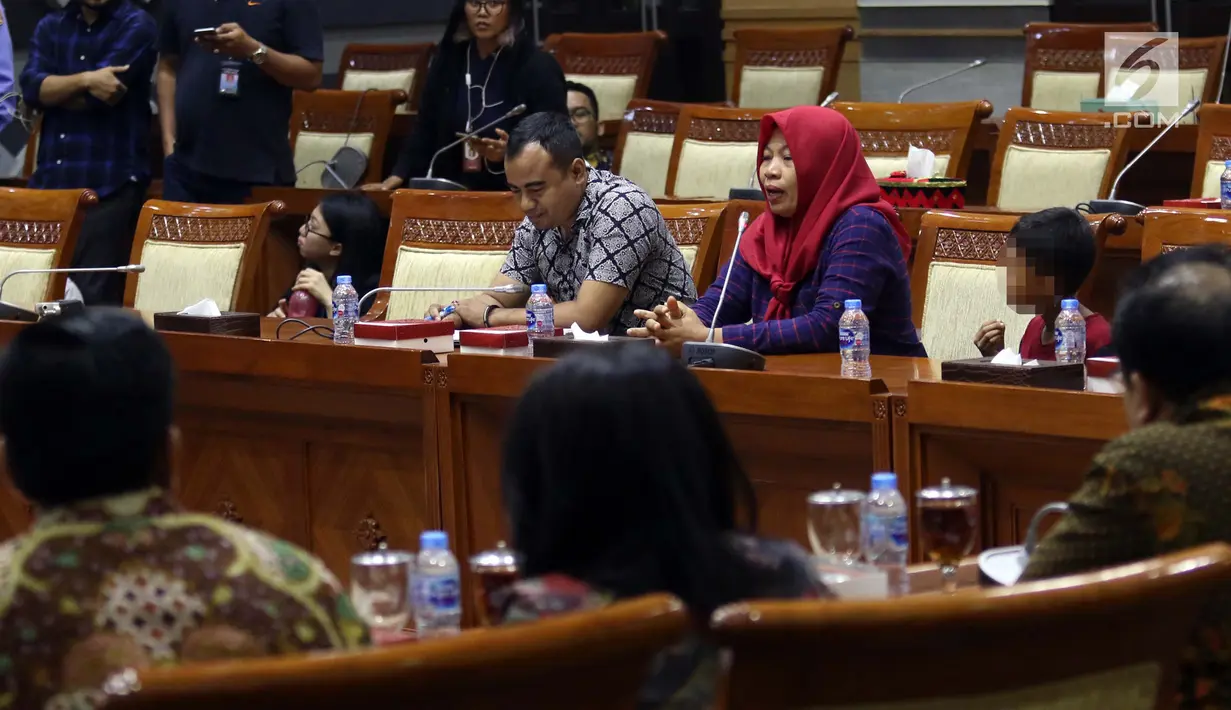 Terpidana kasus pelanggaran UU ITE sekaligus korban pelecehan seksual Baiq Nuril berbicara dalam rapat pleno Komisi III DPR di Gedung Nusantara III, Jakarta, Rabu (23/7/2019). Dalam rapat itu, Baiq Nuril berharap DPR menyetujui permohonan amnestinya. (Liputan6.com/JohanTallo)