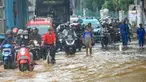 Pengendara menerobos banjir yang meggenang di Jalan Raya Bogor depan Pasar Induk Kramat Jati, Jakarta, Kamis (30/11/2023). Hujan deras serta meluapnya air Kali Baru Timur tersebut menyebabkan akses Jalan Raya Bogor tergenang air setinggi 60 cm sehingga membuat kemacetan lalu lintas. (merdeka.com/Arie Basuki)