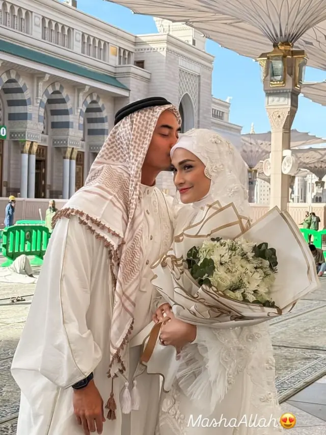 Putri Zulhas dan Zumi Zola resmi menikah di Arab Saudi. [@zumizolazulkifli]