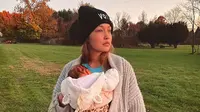 Gigi Hadid tampil kasual saat mengajak sang buah hati jalan-jalan. (dok. Instagram @gigihadid/https://www.instagram.com/p/CH6u2d5Hm8H/)