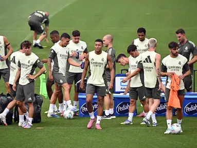 Penyerang Real Madrid asal Prancis, Kylian Mbappe (tengah) bersama rekan-rekannya mengikuti sesi latihan di markas latihan klub di Valdebebas, Madrid pada 18 Agustus 2025. (JAVIER SORIANO/AFP)