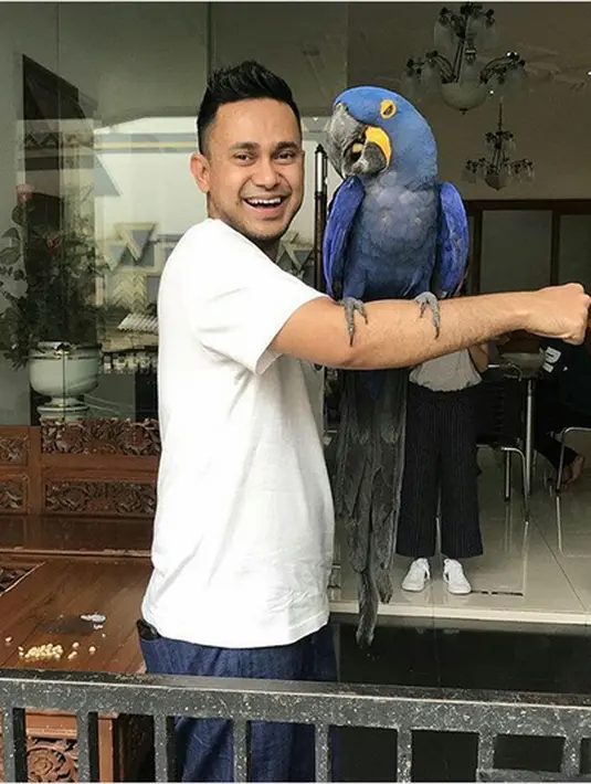 "Tapi pada intinya sih, kita sudah bertahun-tahun bersama, aku memposisikan sama Rina sama Irfan, sama yang lainnya juga kita partner kerja, tapi kalau untuk urusan pribadi, kita nggak bisa masuk terlalu jauh." lanjutnya. (Instagram/ramzi.avi)