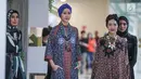 Model mengenakan busana rancangan Komunitas Desainer Etnik Indonesia (KDEI) dalam Sarinah Ramadan Festive 2019 di Sarinah, Jakarta, Senin (27/5/2019). Acara ini menampilkan busana rancangan Buyung Rais, Itang Yunasz, Dian Pelangi, Meccanism, Ida Leman dan koleksi Sarinah. (Liputan6.com/FaizalFanani)