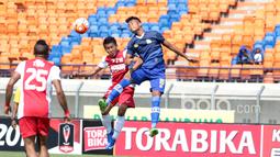 Pemain PSM Makassar, Gozali (kiri), duel udara dengan pemain Persiba pada laga Piala Presiden 2017 di Stadion Sijalak Harupat, Soreang, Bandung, Jumat (17/2/2017). PSM menang 3-1 atas Persiba. (Bola.com/Nicklas Hanoatubun)