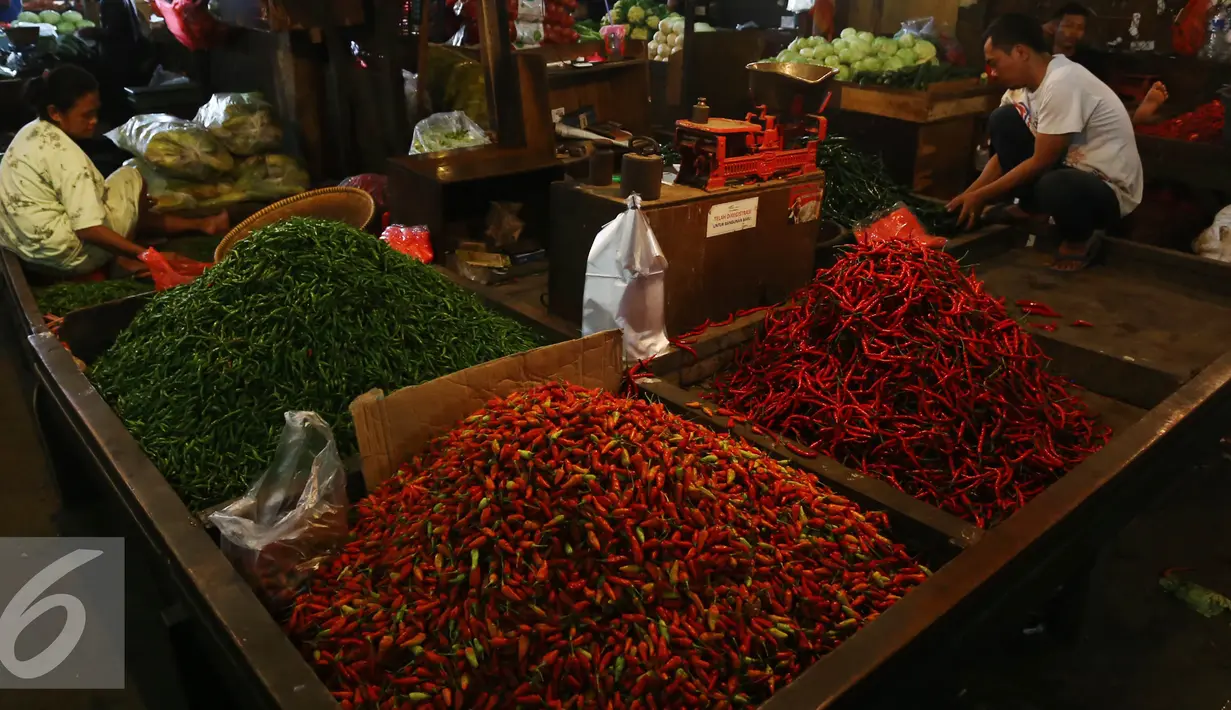 Sejumlah cabai saat dirapihkan oleh pedagang di Pasar Induk Senen, Jakarta, Kamis (11/6/2015). Jelang ramadan Mendag, Rachmat Gobel memastikan akan membuka keran impor untuk cabe merah dan bawang merah. (Liputan6.com/Johan Tallo)