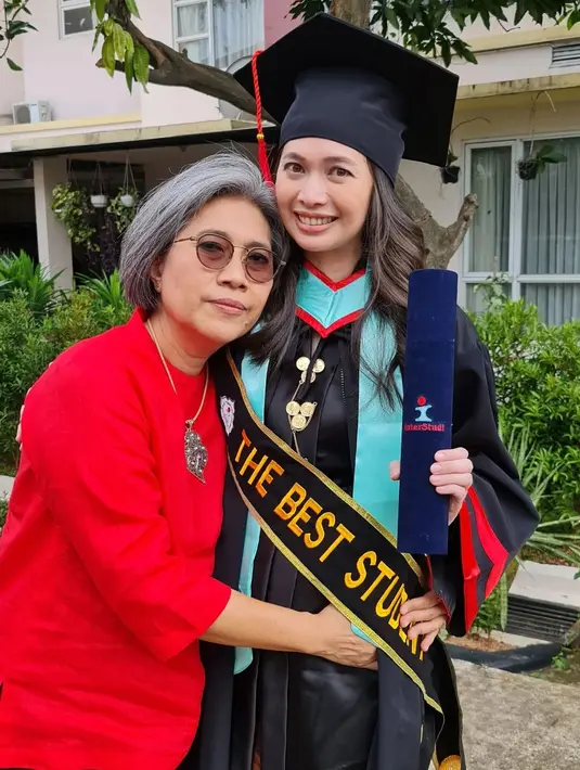 Verlita Evelyn ikuti wisuda S-2 di kampusnya (Foto: Instagram @ivan_saba)