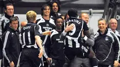Newcastle United's Obafemi Martins celebrates with Alan Shearer after scored the second goal during English Premier League match at St James' Park on May 11, 2009. AFP PHOTO/ANDREW YATES