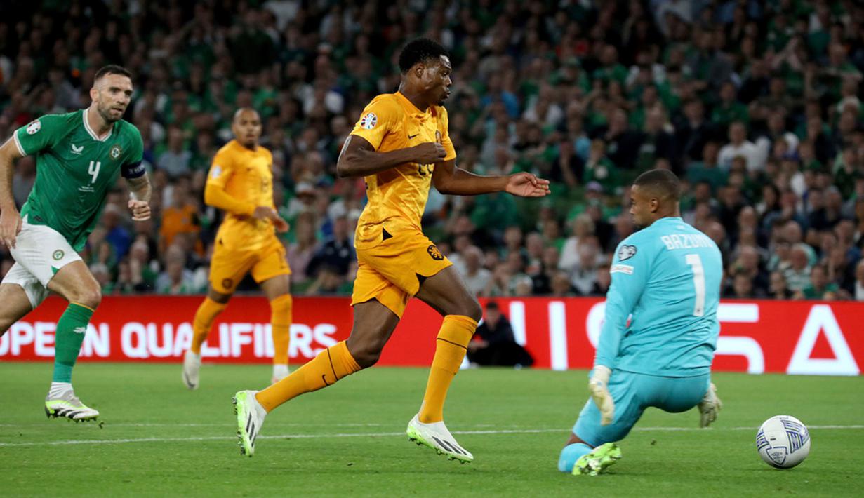 Tertinggal 1-0, Belanda mencoba menaikkan tempo serangan mereka. Hingga akhirnya menit ke-18, Bazunu melanggar Denzem Dumfries di kotak penalti Irlandia sehingga wasit menunjuk titik putih. (Donall Farmer/PA via AP)