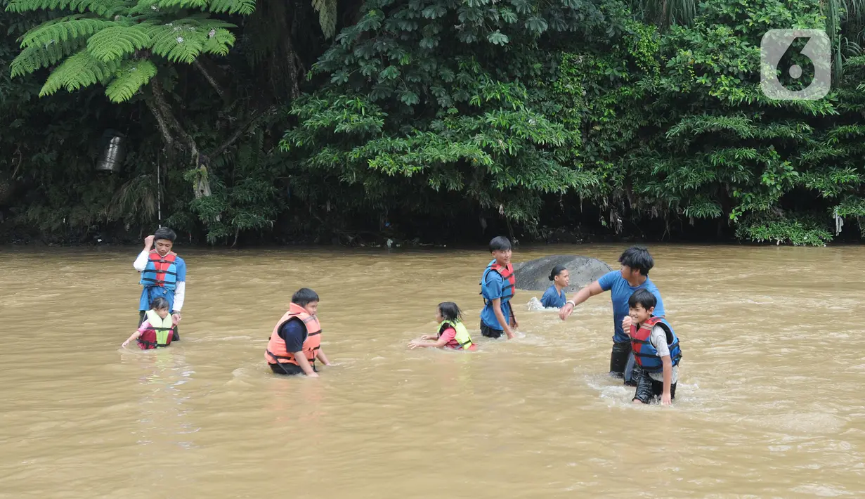 Anak-anak  menangkap ikan pada aliran Sungai Ciliwung di kawasan Bendungan Katulampa, Bogor, Minggu (15/5/2022). Kegiatan bermain sambil mengenalkan alam kawasan daerah aliran sungai (DAS) Ciliwung seperti hiking, menangkap ikan dan rafting yang diadakan oleh Hiking Bocah ini dilakukan setiap akhir pekan dengan biaya Rp 115 ribu/paket anak. (merdeka.com/Arie Basuki)
