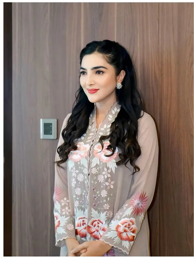 6 Potret Outfit Kebaya Ashanty di Kondangan Teman Kuliah, Inspirasi Gaya Elegan