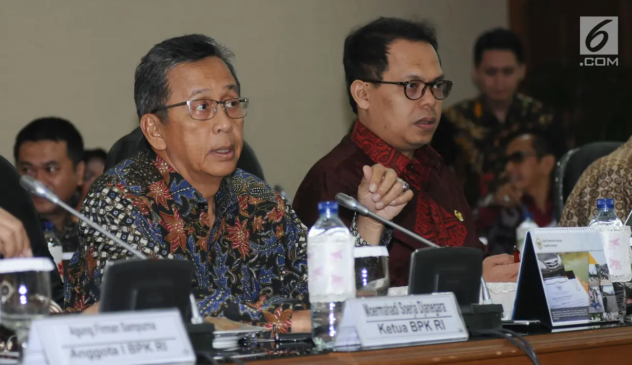 Ketua BPK Moermahadi Soerja Djanegara (kiri) jelang rapat koordinasi dengan Pansus Angket KPK di Gedung BPK RI, Jakarta, Selasa (4/7). Pertemuan tersebut berlangsung tertutup. (Liputan6.com/Helmi Fithriansyah)