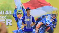 Aldi Satya Mahendra bersama trofi juara pada ajang WorldSSP300 di Sirkuit Autodrom Most, Republik Ceko, 28-30 Juli 2023. (Dokumentasi Yamaha Indonesia)