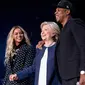 Penyanyi Beyonce dan suaminya, Jay Z berdiri bersama Capres AS Hillary Clinton dalam konser kampanye di Cleveland, Ohio, Jumat (4/11). Jay Z dan Beyonce menggelar konser bagi Hillary untuk meraih pemilih muda berkulit hitam di Ohio. (AP Photo/Matt Rourke)