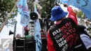 Buruh yang tergabung dalam Federasi Serikat Pekerja Metal Indonesia (FSPMI) saat menggelar aksi di Balaikota, Jakarta, Kamis (25/11). Dalam aksinya para buruh menuntut pencabutan PP Nomor 78 Tahun 2015 tentang pengupahan. (Liputan6.com/Faizal Fanani)