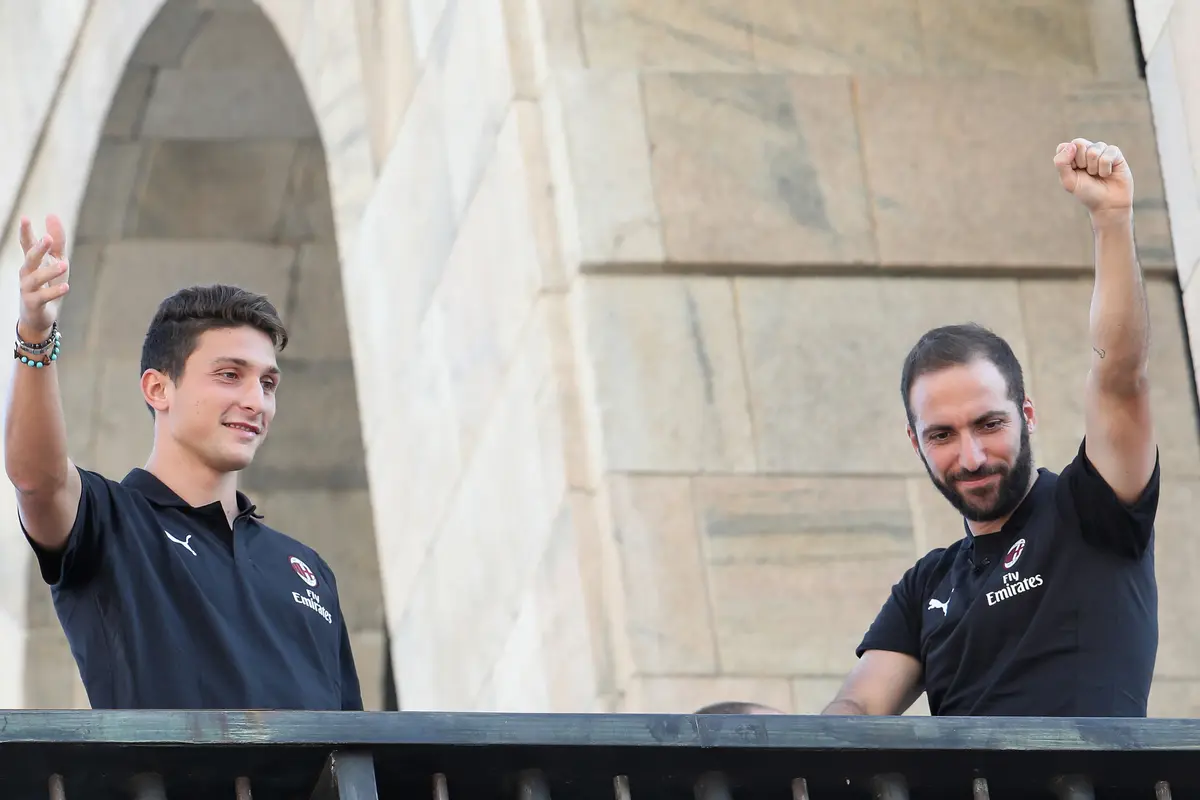 Gonzalo Higuain dan Mattia Caldara