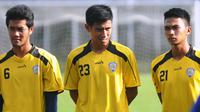 M. Rafli, Hanif Sjahbandi, dan Bagas Adi Nugroho, tiga di antara 11 pemain muda Arema FC. (Bola.com/Iwan Setiawan)