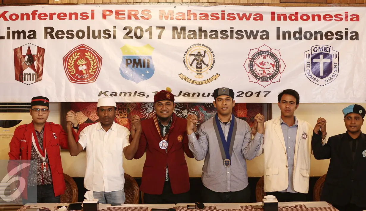 Sejumlah mahasiswa Indonesia yang tergabung di dalam organisasi PMII, GMNI, GMKI, PMKRI, HIKMAHBUDHI, dan KMHDI berfoto bersama usai menyampaikan lima resolusi 2017 di Jakarta, Kamis (19/1). (Liputan6.com/Faizal Fanani)