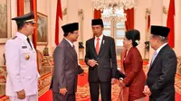 Usai pelantikan Anies-Sandi, Ketua Umum Partai Gerindra Prabowo Subianto berbincang santai satu meja dengan Presiden Jokowi, dan Wakil Presiden Jusuf Kalla. (Liputan6.com/Lizsa Egeham)