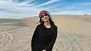 Momen ini dijadikan selebgram itu untuk jalan-jalan ke berbagai destinasi cantik di Qatar, termasuk di gurunnya. [@azizahsalsha_]