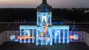 Istana Charlottenburg diterangi pada malam pembukaan resmi Festival Cahaya di Berlin, Jerman, Kamis (2/9/2021). Landmark dan bangunan paling terkenal di Berlin akan bersinar dan berkilau dengan berbagai warna dan jenis cahaya serta proyeksi dan kembang api selama festival ini. (AP Photo/Michael Sohn