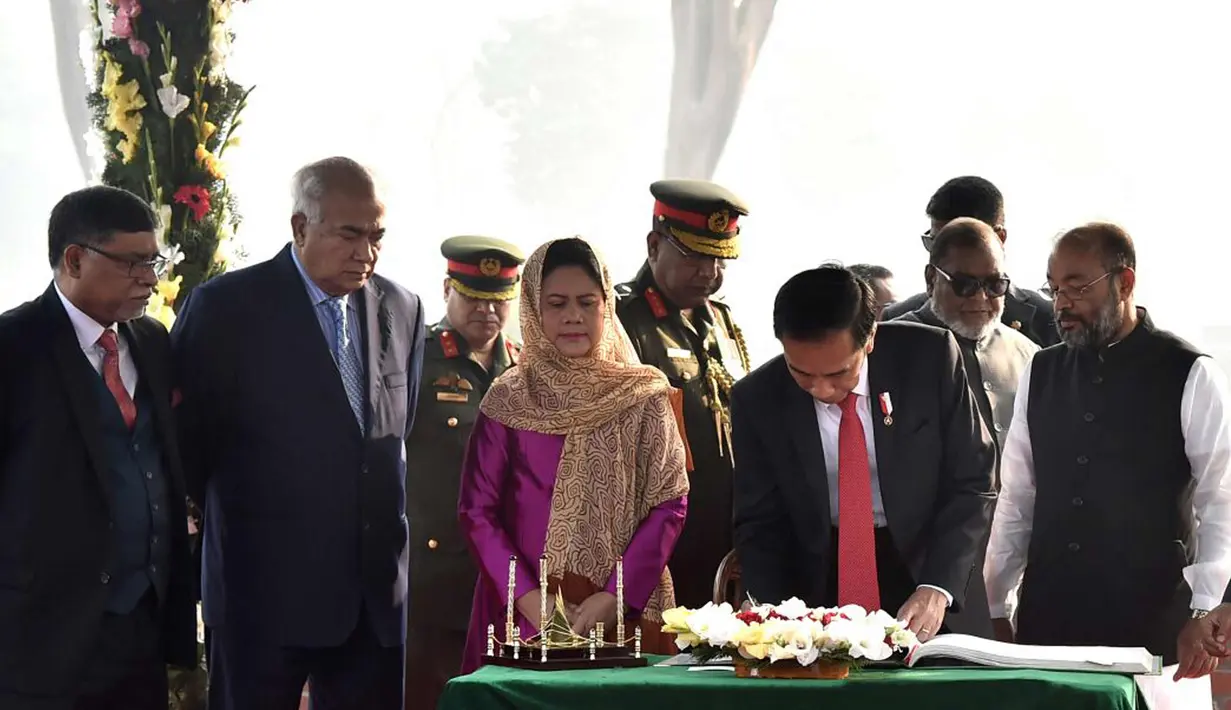 Presiden Joko Widodo dan Ibu Negara Iriana Joko Widodo mengisi buku tamu di National Martyrs’ Memorial, Bangladesh (28/1).  Jokowi dan Ibu Iriana melanjutkan perjalanan menuju Bangabhandu Memorial Museum. (Liputan6.com/Pool/Rusman Biro Pers Setpres)