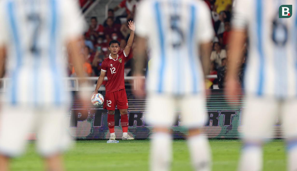 Pemain Timnas Indonesia, Pratama Arhan bersiap melakukan lemparan ke dalam pada laga FIFA Matchday melawan Argentina yang berlangsung di Stadion Utama Gelora Bung Karno (SUGBK), Senayan, Jakarta, Senin (19/06/2023). (Bola.com/Bagaskara Lazuardi)