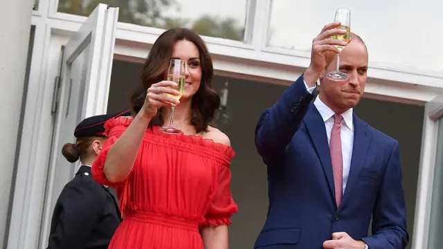 Cantiknya Kate Middleton dengan Gaun Bahu Terbuka