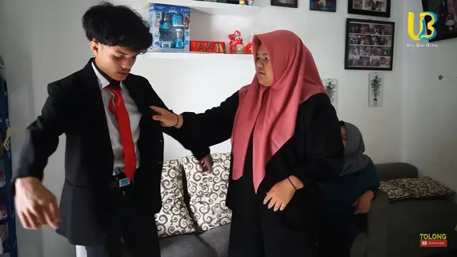 7 Potret Ucok Baba Datang ke Acara Wisuda Sekolah Putranya, Bikin Heboh