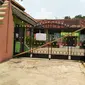 Dalam kurun dua tahun, gedung sekolah SMPN 01 Mancak Serang telah disegel sebanyak 4 kali oleh orang yang mengaku sebagai ahli waris tanah sekolah. (Liputan6.com/ Yandhi Deslatama)